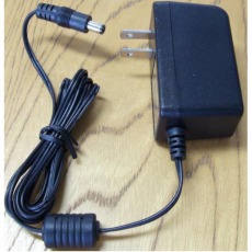 【AKA-09012】スイッチング方式ACアダプター(9V/1.2A DC2.1mmプラグ)AC電源コード付