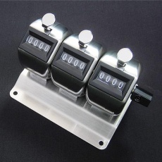 【EA762AA-33】[4桁]数取器(3連・台付き)