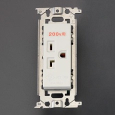 【EA940CE-136】250V/20A 埋込コンセント(接地付)