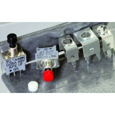 【APE1F-6M-10-Z】押しボタンスイッチ、モーメンタリ、PCB、単極双投(SPDT)