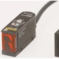 【E3SR12】Omron 光電センサ ブロック形 検出範囲 100 mm → 300 mm
