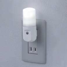 【EA864CB-13】AC100V/0.2W LEDセンサーライト(明暗センサー式/ホワイト)
