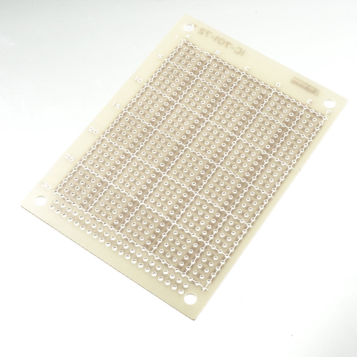 IC用ユニバーサル基板 デジタルパターン 69mm×95mm【IC-701-72N】