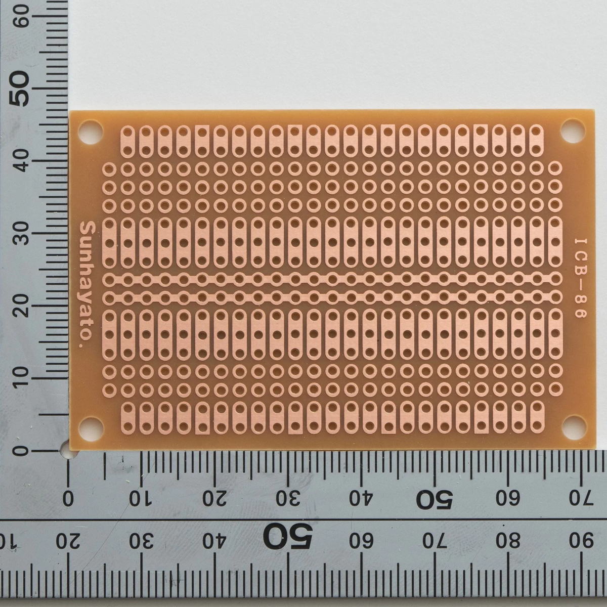 ユニバーサル基板 片面 紙フェノール 72×47mm DIP-IC用連結パターン【ICB-86】